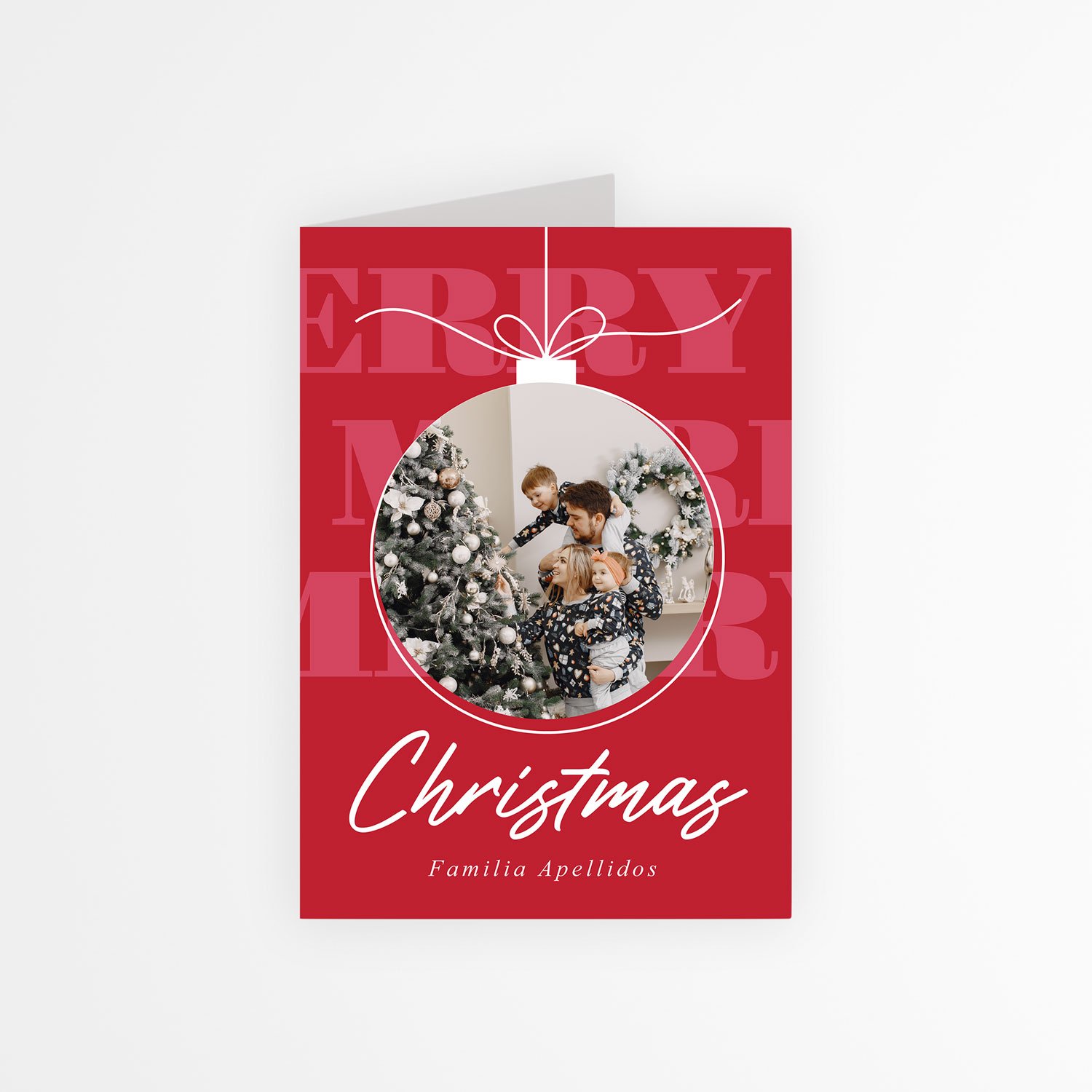 tarjeta con foto navideña en color rojo con diseño de esfera y foto de una familia junto al árbol